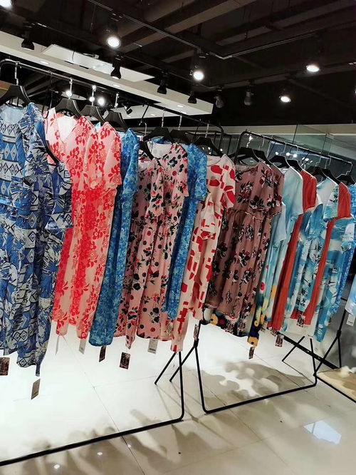 復古碎花連衣裙尾貨批發(fā) 品牌折扣女裝的精準貨源新機遇